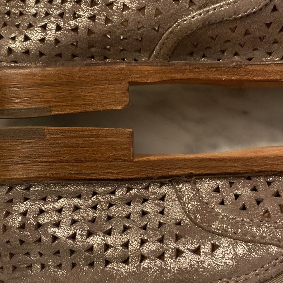 Size 8.5 Trask laser cut accent loafers in good condition. Neutral color - Picture 6 of 12